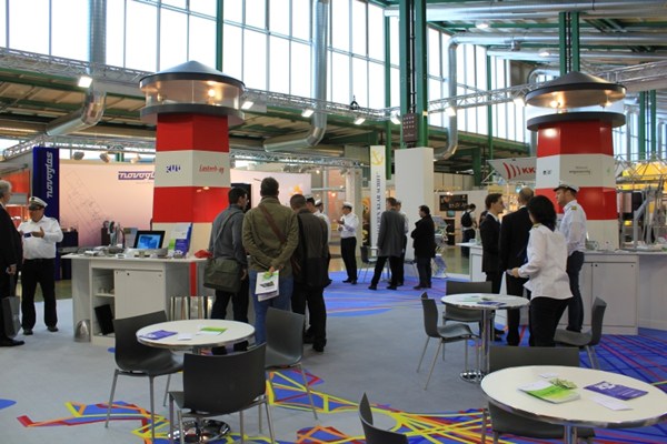 Sol en velours imprimé sur un stand de salon
