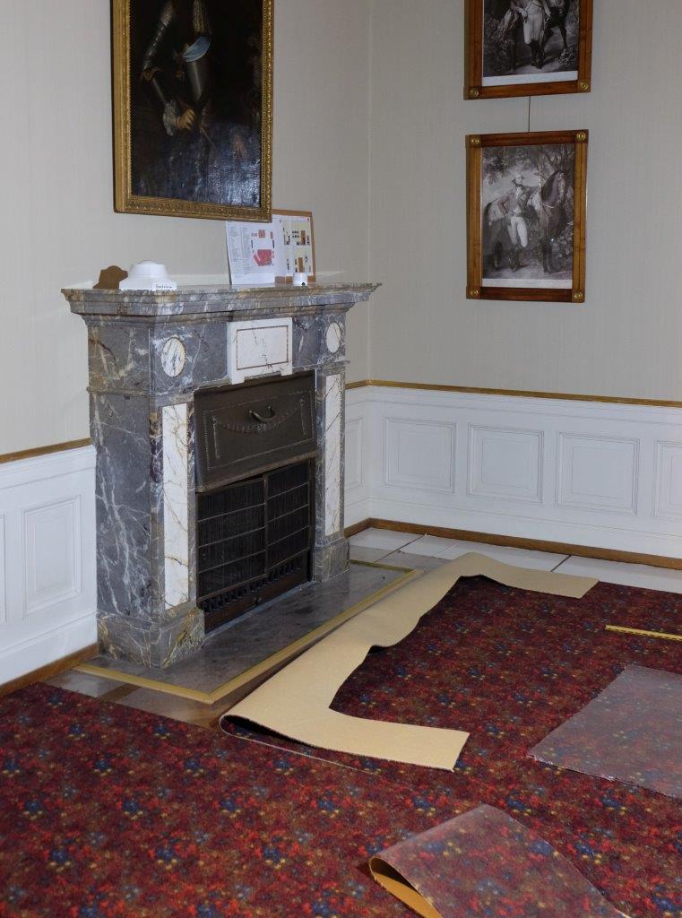 Tapis ancien reproduit, posé dans un intérieur